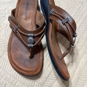 Minnetonka Brown Leather Sandals with Silver Accents size 7W